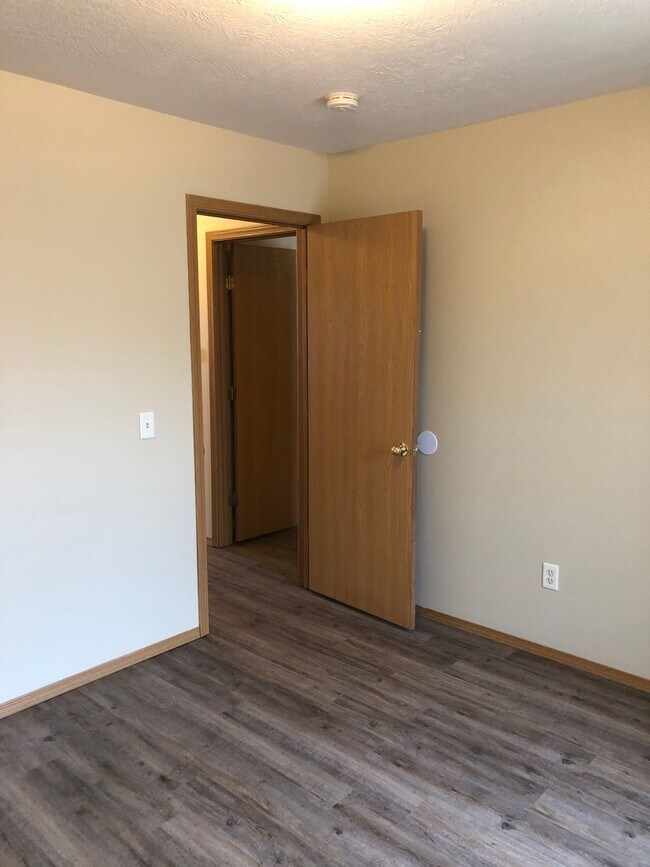 Building Photo - Updated 2 bedroom - 2 bath Duplex in Clever