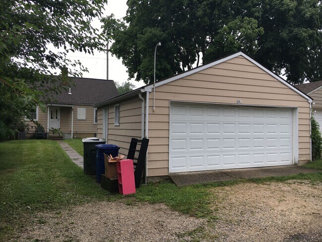Building Photo - **3-BEDROOM HOUSE W/ 2-CAR GARAGE IN BEECH...