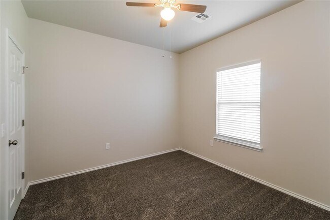 Building Photo - 909 N Donald Way