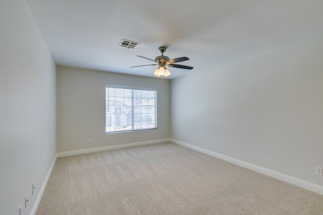 Building Photo - Modern 2 Bed, 2.5 Bath Henderson Townhome