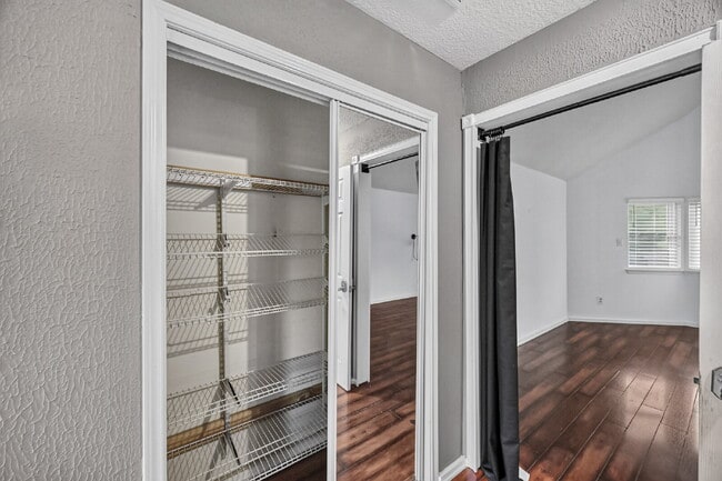 Building Photo - "Charming 3-Bed Oasis with Modern Touches & Granite Elegance in Houston!"
