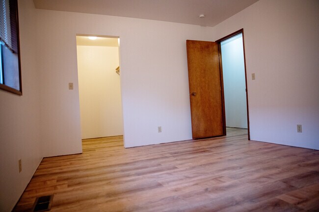 Primary Bedroom with walk-in closet - 1606 E Alder St