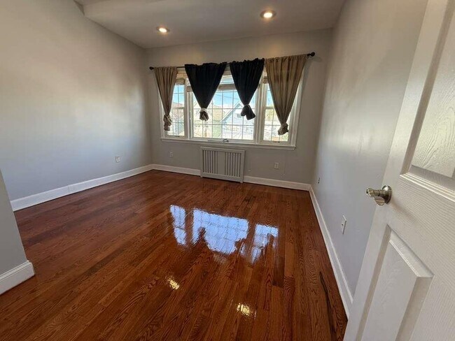 Building Photo - 18 W 49th St