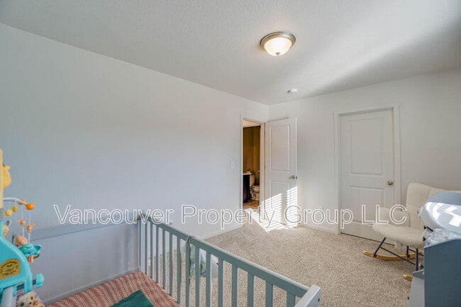 Building Photo - 2001 NE 4 Seasons Ln