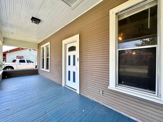 Building Photo - Inviting 2BR/1BA Single-Level Home with Po...