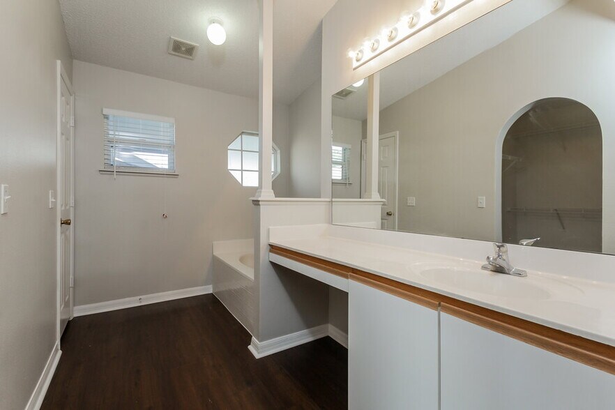 Building Photo - 12814 Lake Vista Dr