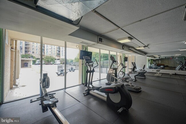 Building Photo - 4600 S Four Mile Run Dr