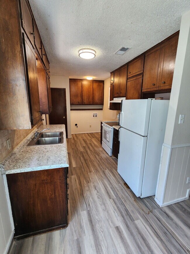 Building Photo - Updated 3/2/1 duplex in Northwest Lubbock.