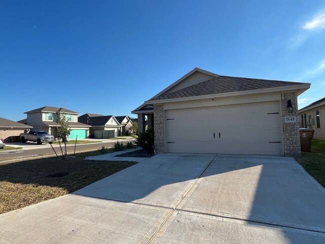 Building Photo - RANCHO VISTA CORNER LOT HOME! DOG FRIENDLY
