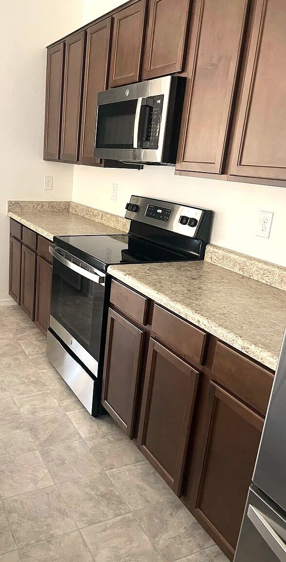 Building Photo - 4 BEDROOM RENTAL WITH 3 CAR GARAGE IN LOS PORTALES CASA GRANDE ARIZONA