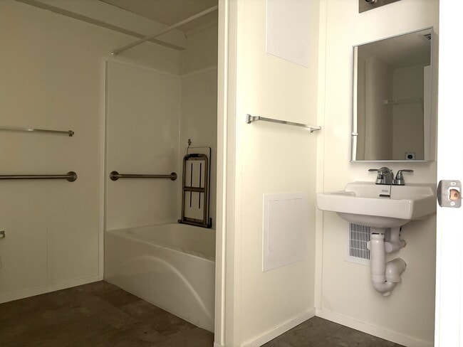 Building Photo - 903 Salters St