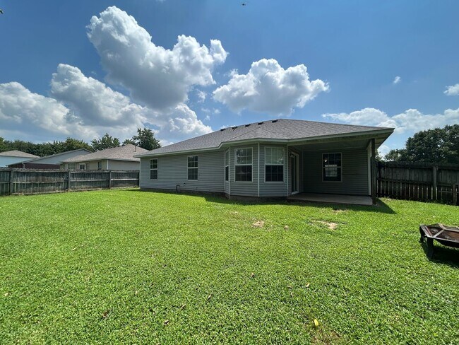Building Photo - JUST REDUCED!!! 3 Bed / 2 Bath Extremely close to Wedington Exit!