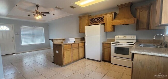 Building Photo - 2204 N Dahlia St