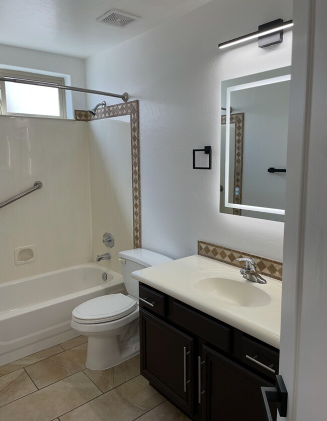 Building Photo - Convenient gated community