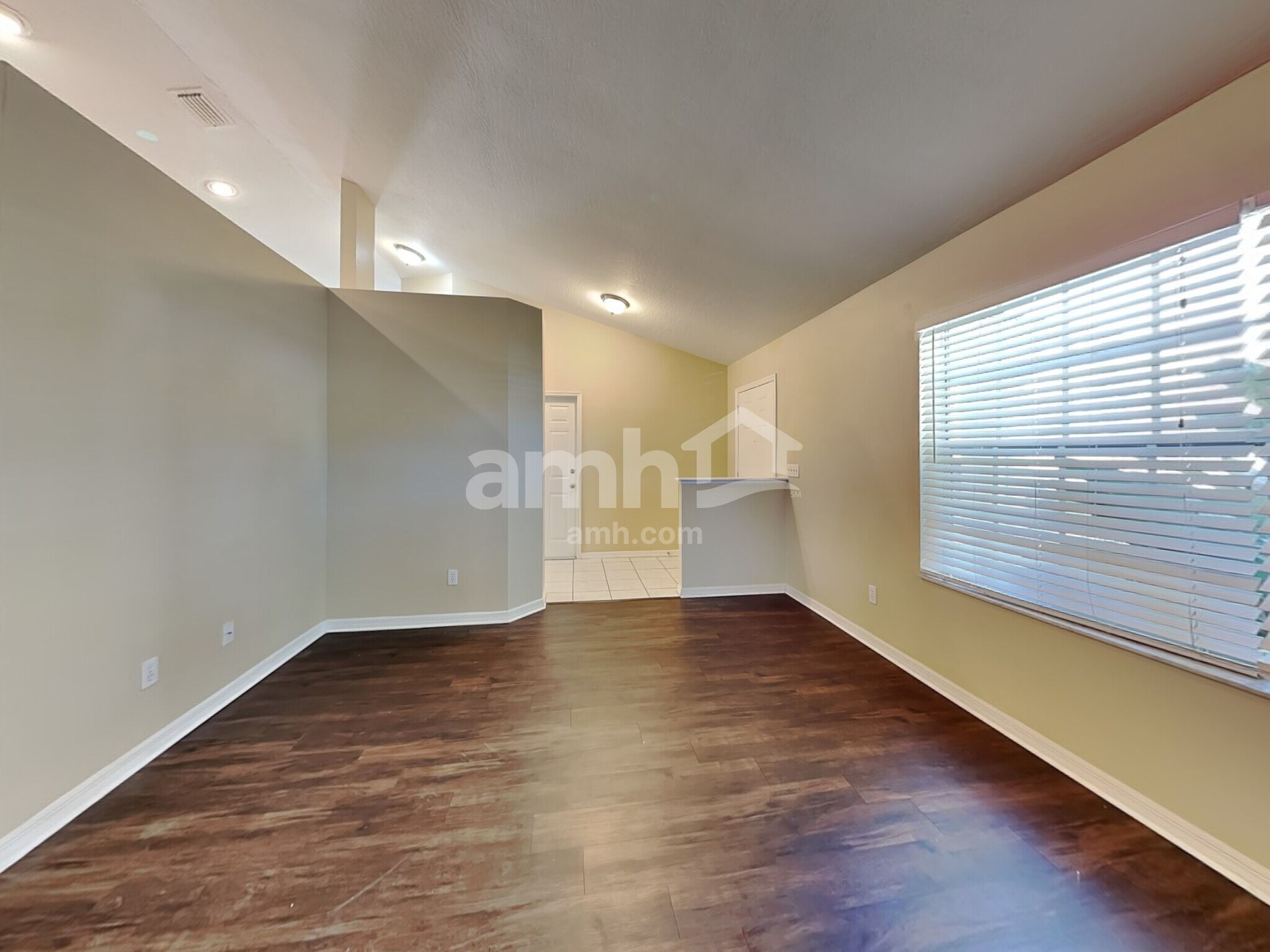 Building Photo - 3334 Lakeview Cir