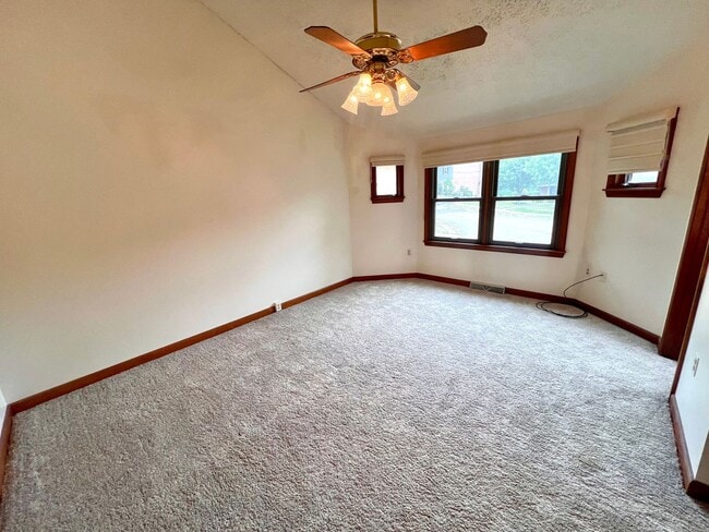 Building Photo - 1256 Queens Dr