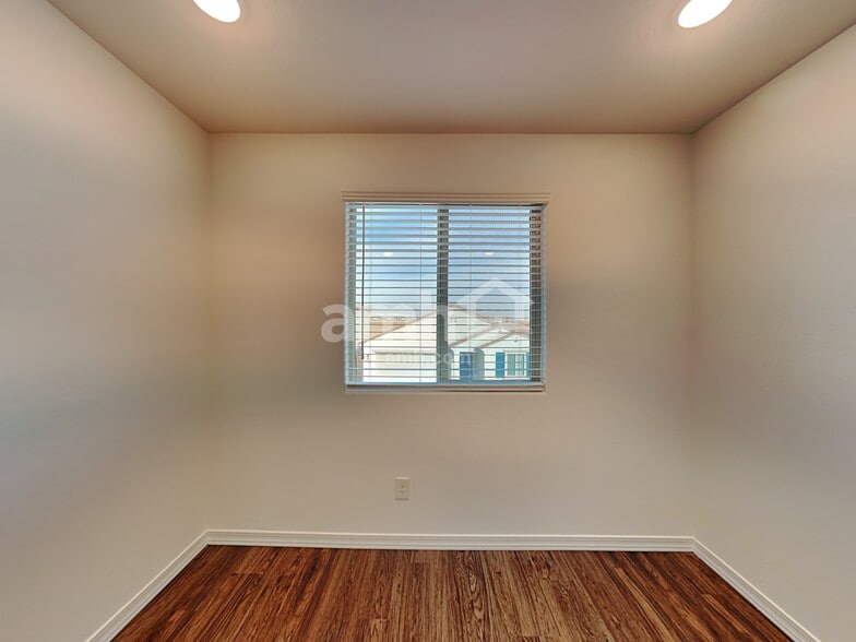 Building Photo - 831 S 150th Dr