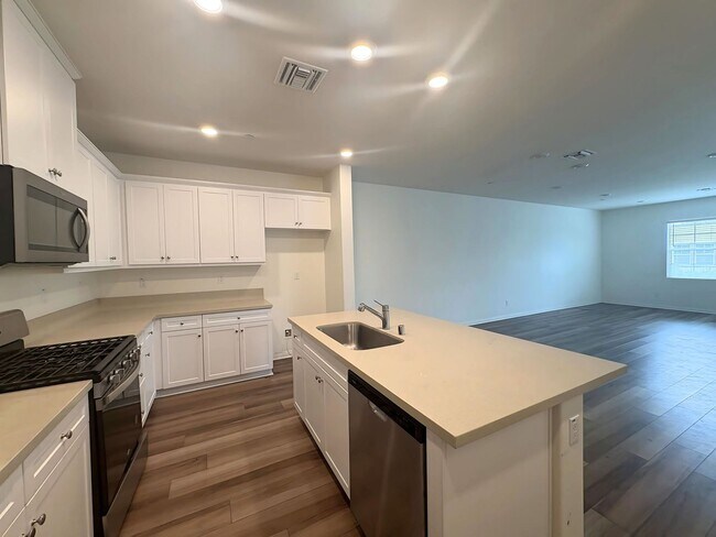 Building Photo - Beautiful Condo