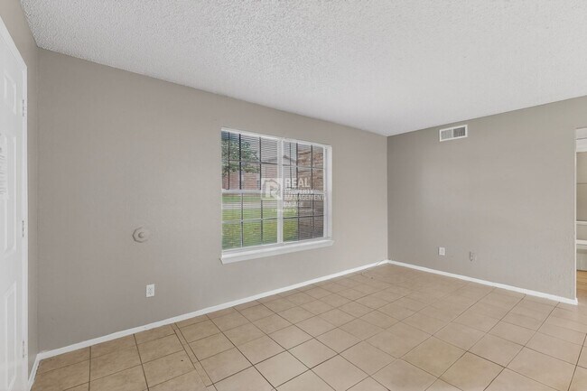 Building Photo - 8024 Cambridge Cir