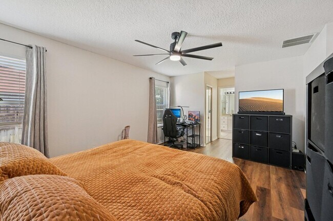 Building Photo - 5920 NW Wolverine Rd