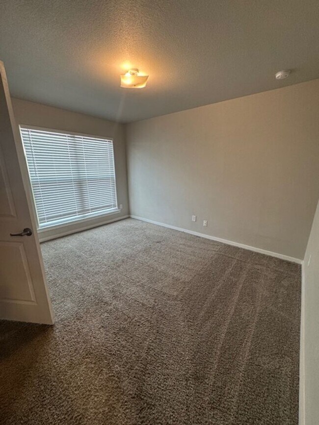 Building Photo - Upland Heights- 7047