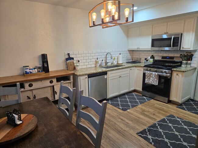 Building Photo - 3940 Silver Leaf Dr