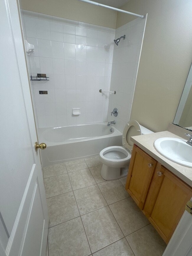 Building Photo - Lovely Large 5/4 Pool Home in West Haven