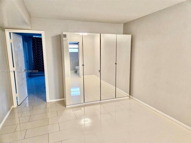 Building Photo - 2 bedroom in North Miami Beach FL 33179