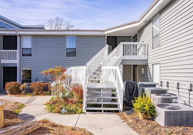 Building Photo - 728 Azalea Dr