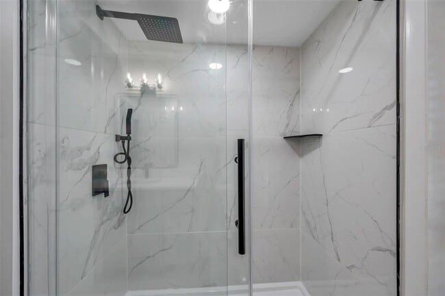 Building Photo - 8789 Maplewood Rd