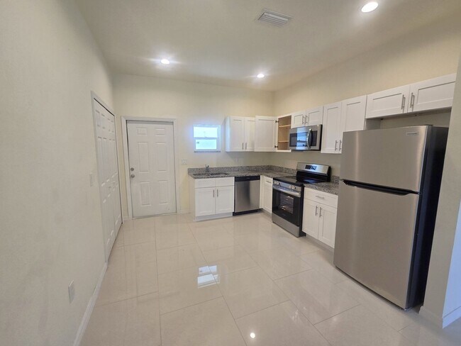 Building Photo - Cozy Two Bedroom, one bath house-Newer Con...