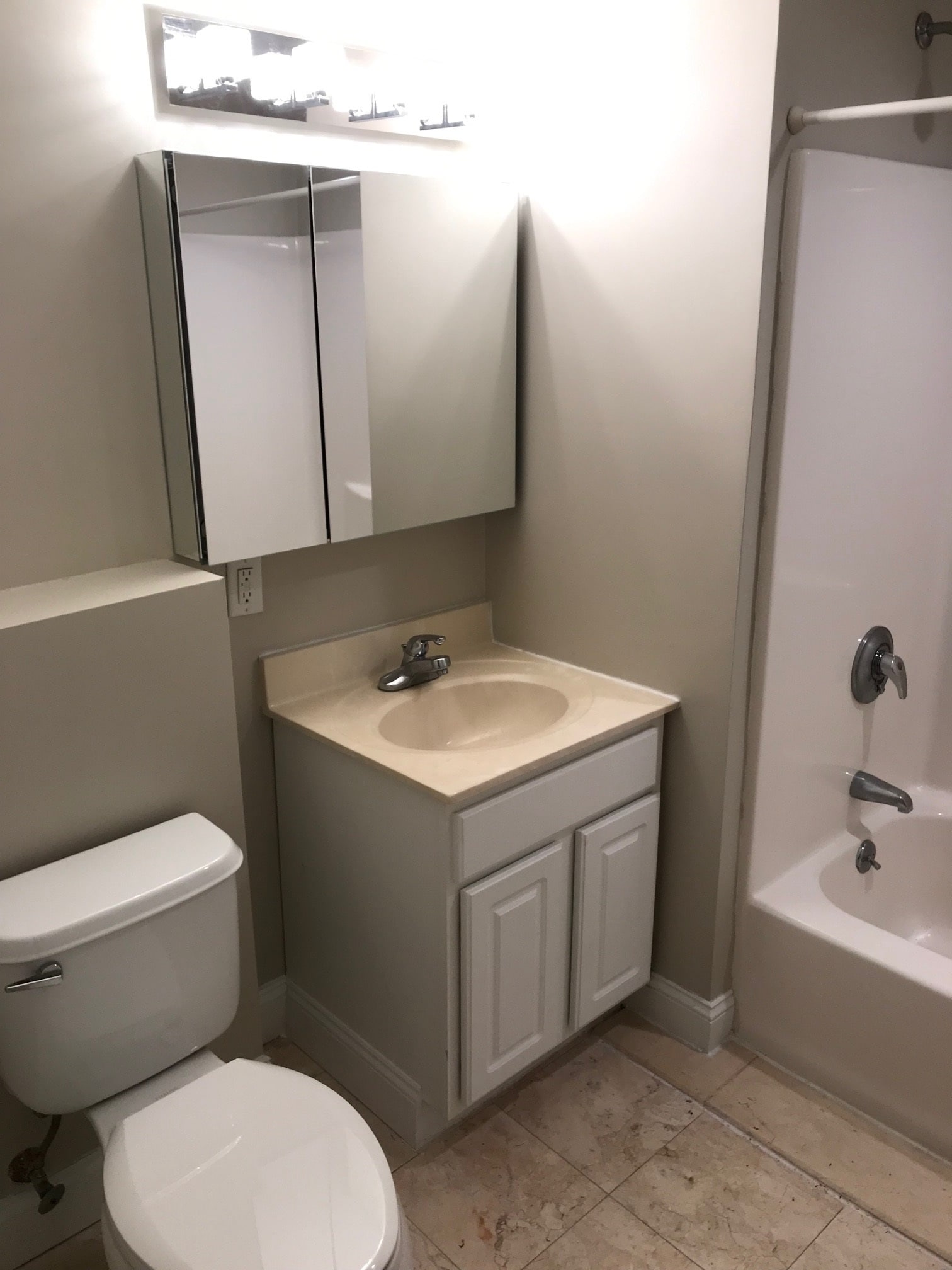 Building Photo - 1522 VFW Pky