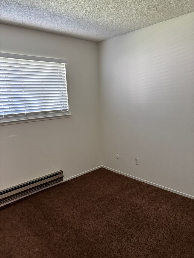 Building Photo - ONLY $1,500 PER MONTH FOR THIS SUPER CUTE , SPACIOUS 2 BEDROOM / 1 BATHROOM CONDO CENTRALLY LOCAT...