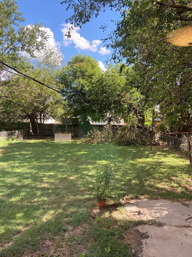 Building Photo - 822 Denison Dr