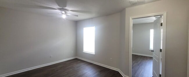 Building Photo - Spacious 2BR/2.5 Bathroom Northside Townho...