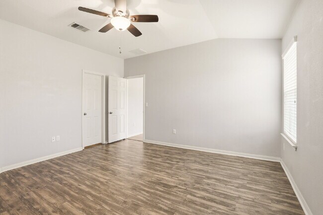 Building Photo - 4 Bed, No Carpet Home in Kyle, Available for Immediate Move-In