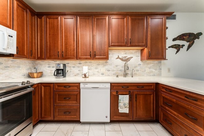 Building Photo - Beautiful Renovated and Furnished 2 bed/2 bath, walk to the beach