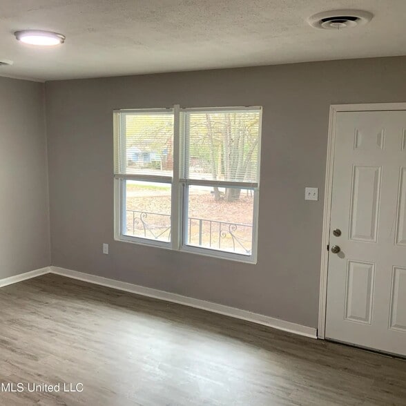 Building Photo - 1144 McCluer Rd