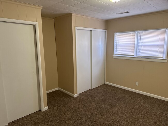 Building Photo - 2 Bedroom 1 Bath House $895! Central Heat ...