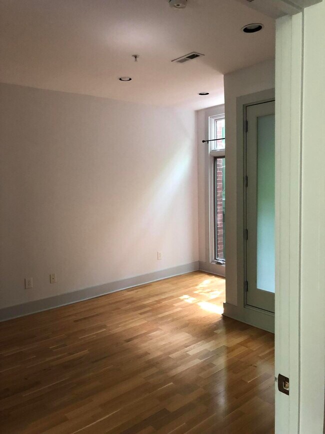 Building Photo - 622 W Main St