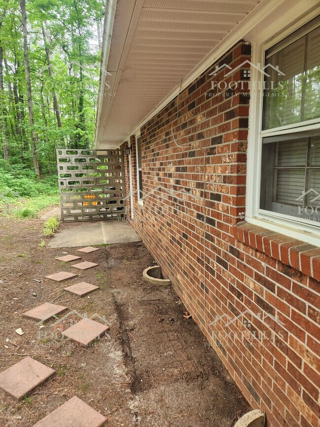 Building Photo - Charming 2-Bed Duplex with Hardwood Floors...