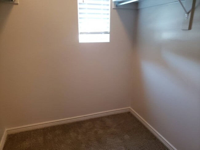 Building Photo - Gorgeous 3 bedroom 2.5 baths with great am...