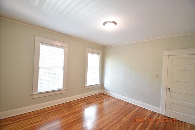 Building Photo - 810 S Packwood Ave