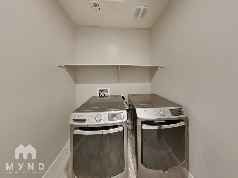 Building Photo - 9520 Thatcher Ave