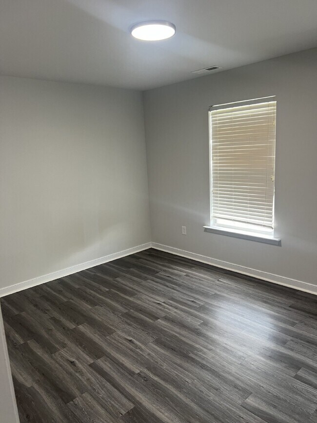 Building Photo - Spacious 6-Bedroom Home with 3 Bathrooms i...