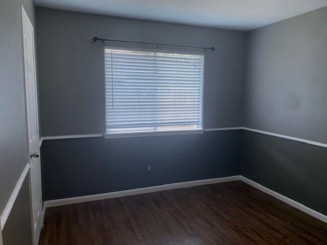 Building Photo - What a Find! 4 Bedrooms!