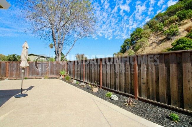 Building Photo - Bright Renovated 2BD/2.5BA Near China Camp...
