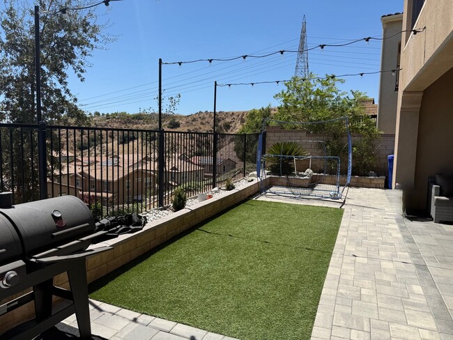 Building Photo - Home in Gated Five Knolls Community | 5 Bedrooms