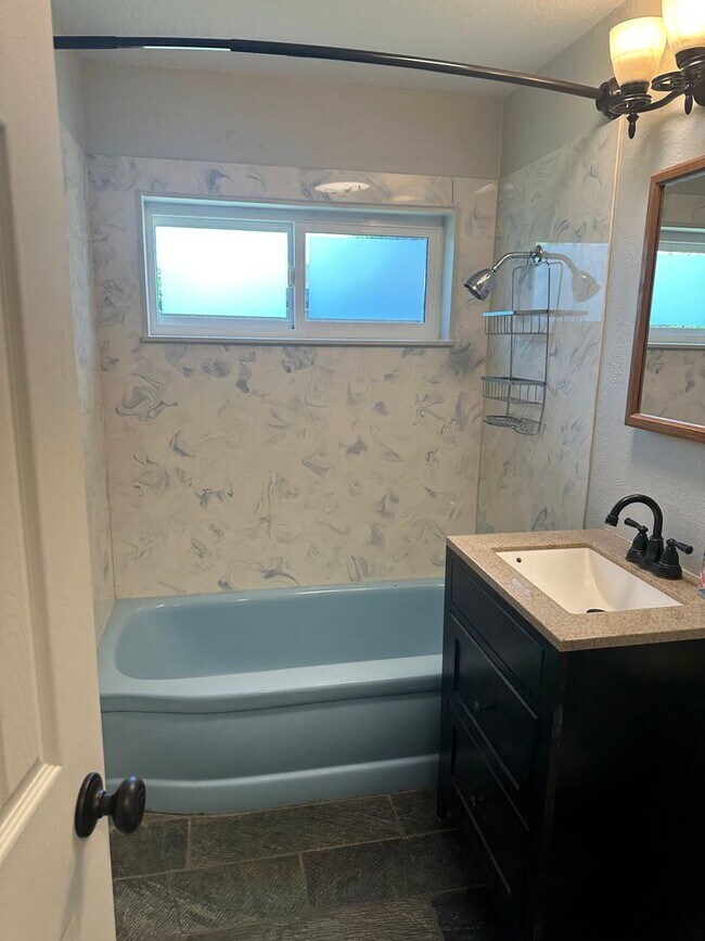 Building Photo - Updated 2 bedroom 2 bath house with a deta...