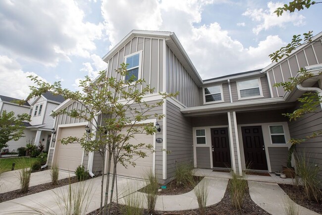 Building Photo - Like new 3 bedroom 2.5 bath townhome is Oa...